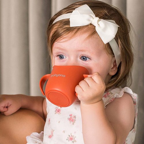 BABYONO Hrnček ergonomický s uškami 120 ml modrý 6m+ – Obrázok 4