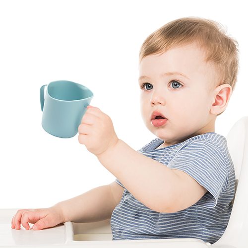 BABYONO Hrnček ergonomický s uškami 120 ml modrý 6m+ – Obrázok 5