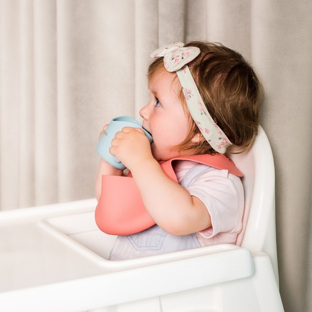 BABYONO Hrnček ergonomický s uškami 120 ml bledomodrý 6m+ – Obrázok 6