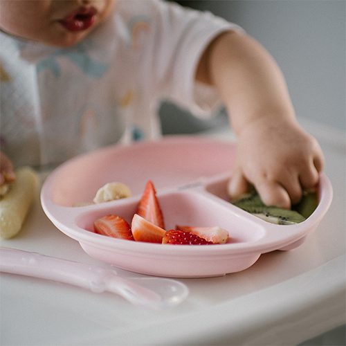 BABYONO Tanier silikónový s prísavkou - pink 6m+ – Obrázok 5