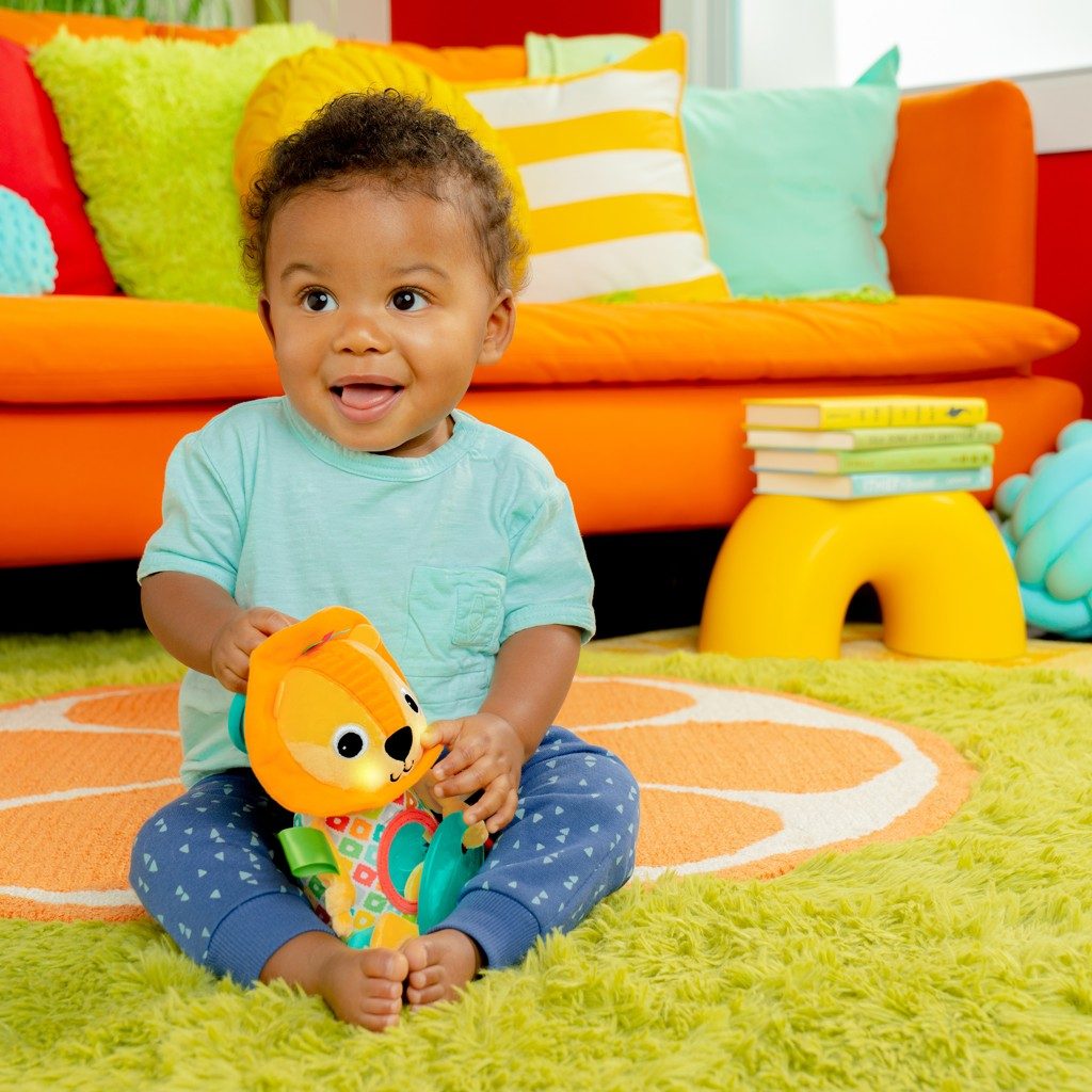 BRIGHT STARTS Hračka s melódiou na C krúžku lev Huggin' Lights ™0m+ – Obrázok 8