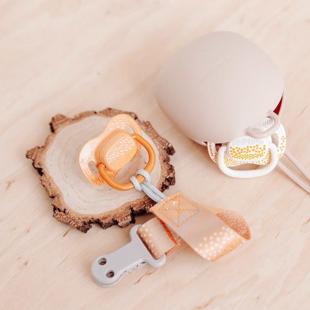 CANPOL BABIES Set symetrických silikónových cumlíkov Mountains 0-6m 2ks žltý – Obrázok 10