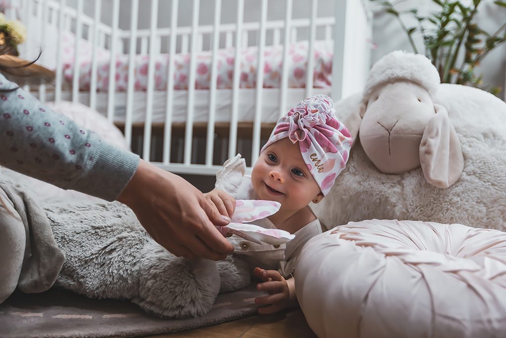 ENIE BABY Čiapka detská turban Pink Leaves dievča 6-9m – Obrázok 4