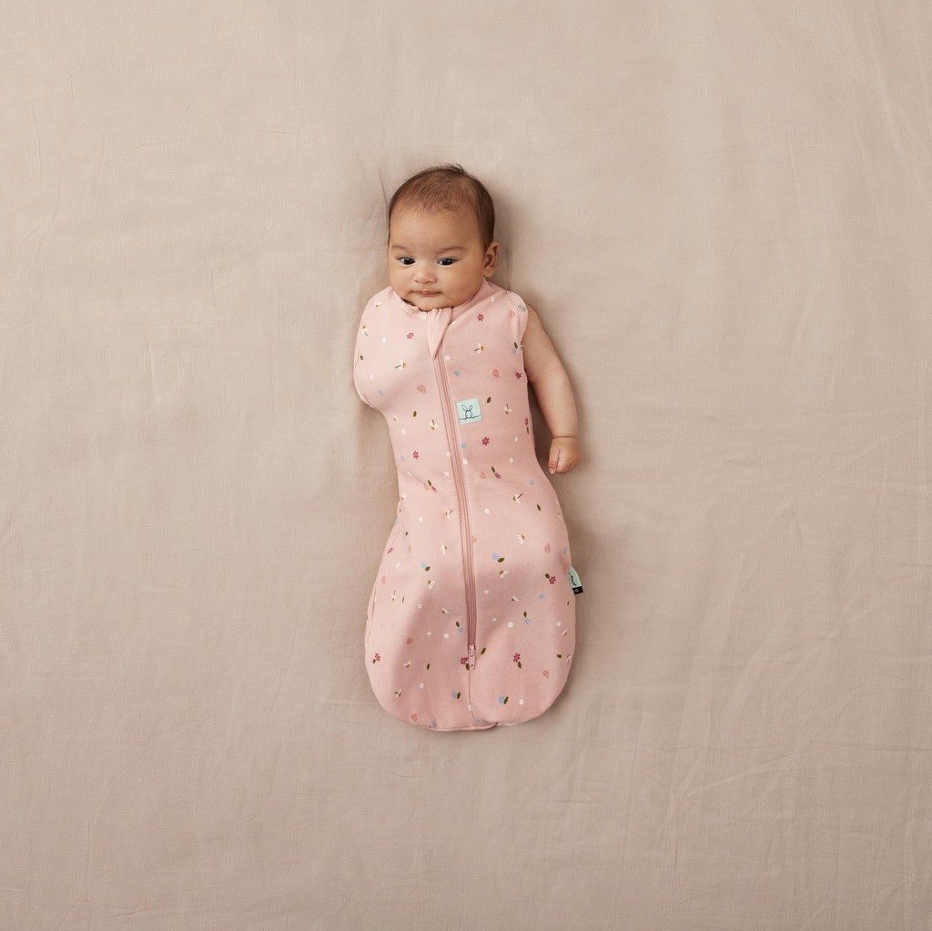 ERGOPOUCH Zavinovačka a vak na spanie 2v1 Cocoon Daisies 6-12 m, 8-10 kg, 1 tog – Obrázok 4