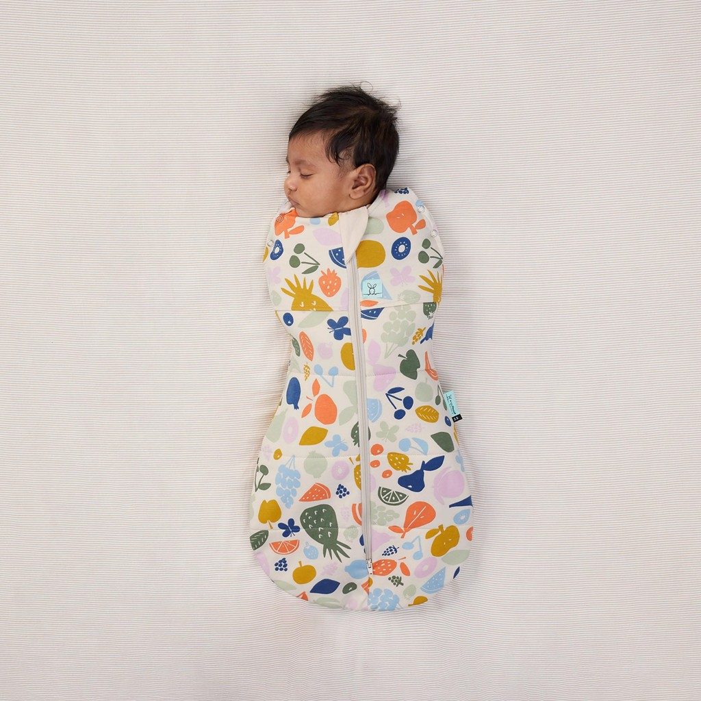 ERGOPOUCH Zavinovačka a vak na spanie 2v1 Cocoon Fruit Salad 3-6 m, 6-8 kg, 2,5 tog – Obrázok 3
