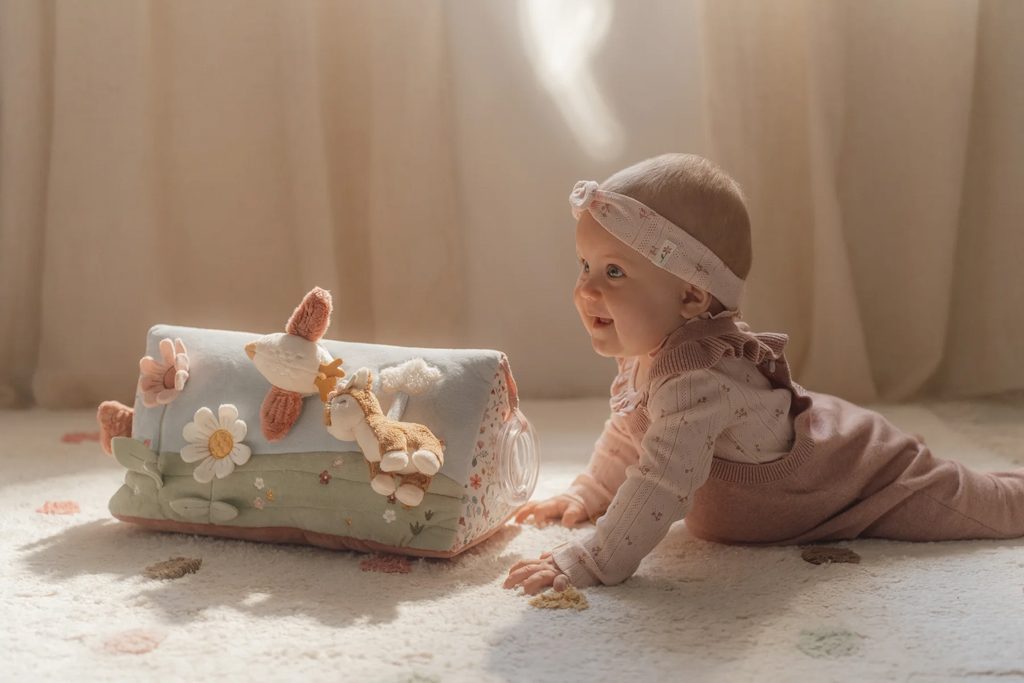 LITTLE DUTCH Vankúšik hra na brušku Fairy Garden – Obrázok 18