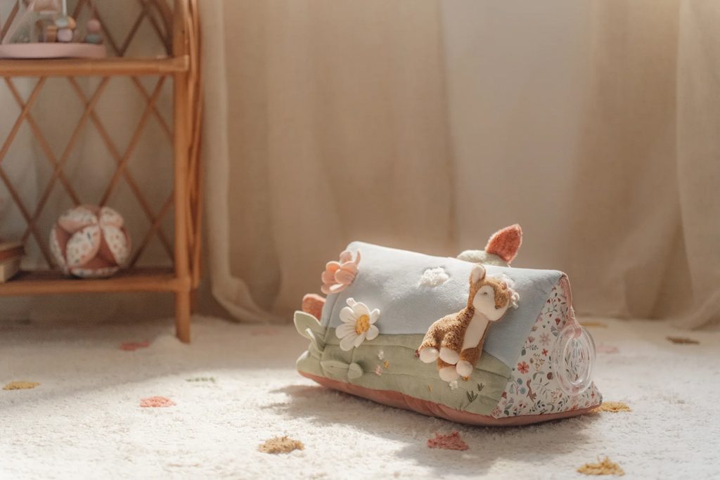LITTLE DUTCH Vankúšik hra na brušku Fairy Garden – Obrázok 3