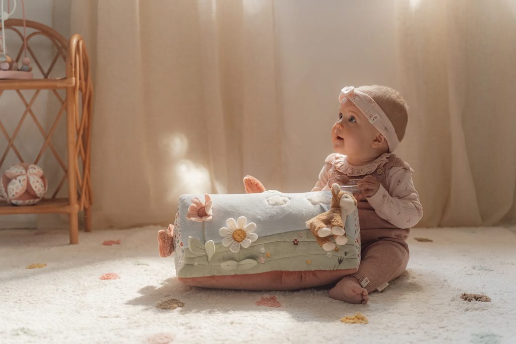LITTLE DUTCH Vankúšik hra na brušku Fairy Garden – Obrázok 4
