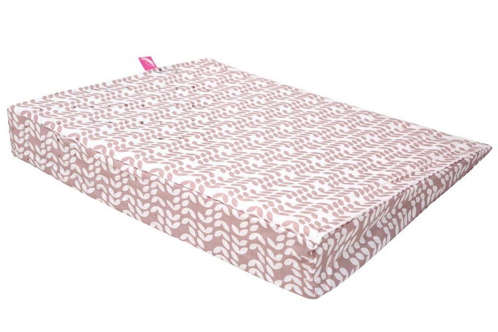 MOTHERHOOD Vankúš klin Pink Classics new 60x45x9 cm, 0-6m – Obrázok 2