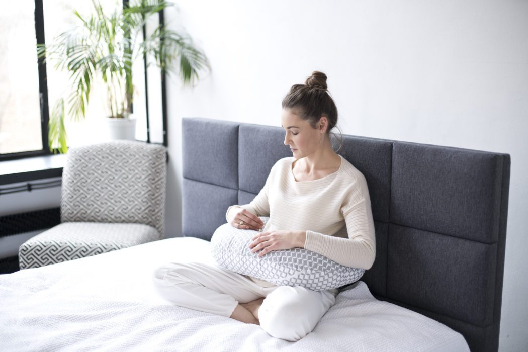 MOTHERHOOD Vankúš dojčiaci Grey Classics – Obrázok 3