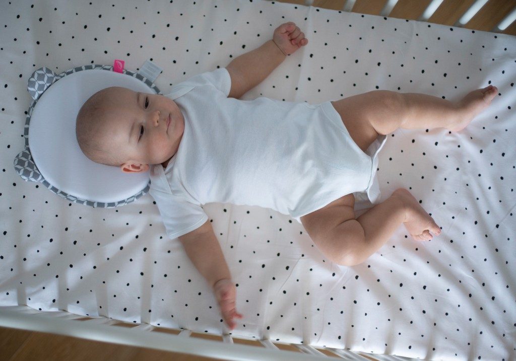 MOTHERHOOD Vankúšik ergonomický stabilizačný pre novorodencov s uškami Grey Classics 0-6m – Obrázok 6