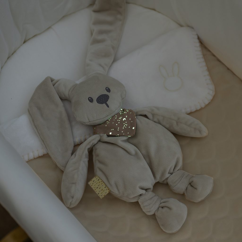 NATTOU Hračka plyšový Lapidou Glow piesková 36 cm, 0 m+ – Obrázok 3
