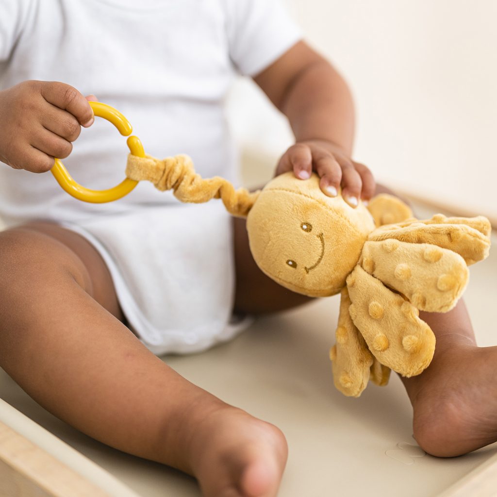 NATTOU Chobotnička vibračná na C krúžku ochre 20 cm Lapidou – Obrázok 4