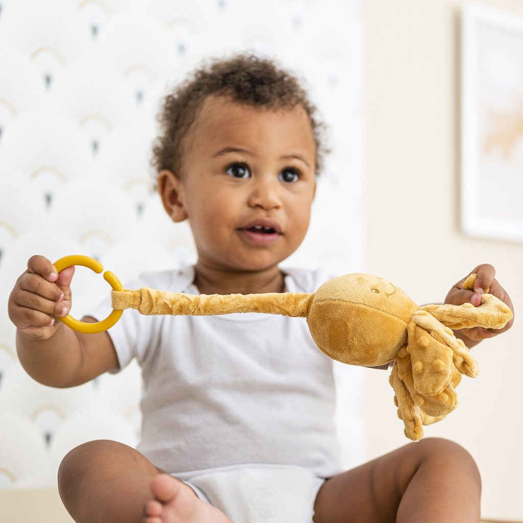 NATTOU Chobotnička vibračná na C krúžku ochre 20 cm Lapidou – Obrázok 5