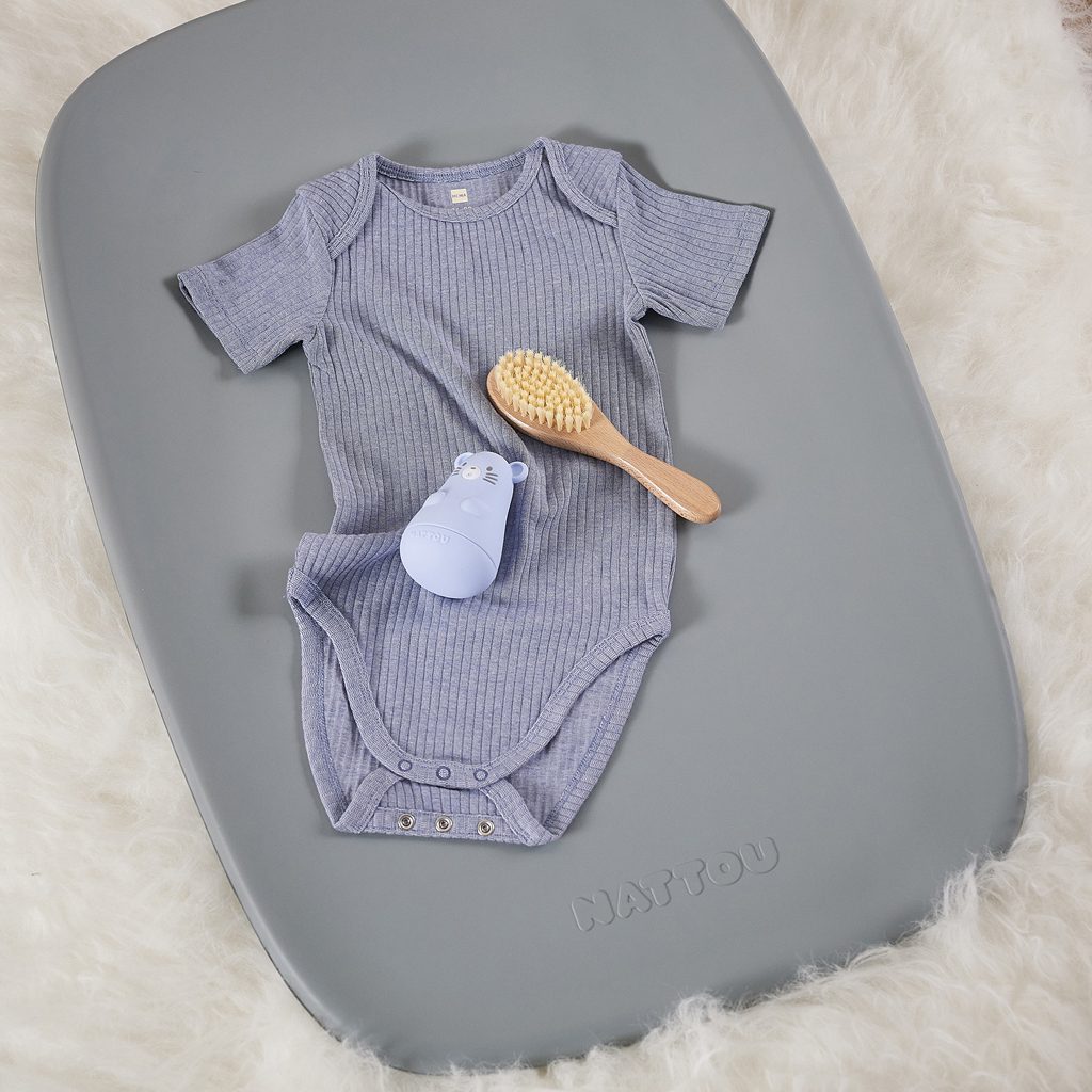 NATTOU Podložka prebaľovacia mäkká Softy Grey bez BPA 50x70 cm – Obrázok 4