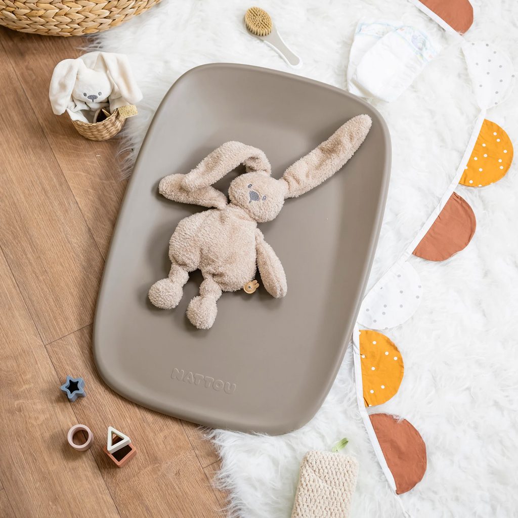 NATTOU Podložka prebaľovacia mäkká Softy Taupe bez BPA 50x70 cm – Obrázok 6