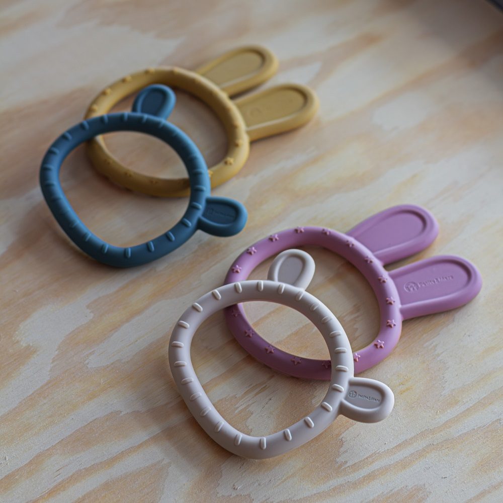 PETITE&MARS Hryzačka silikónová Bunny Dusty Rose 0m+ – Obrázok 4
