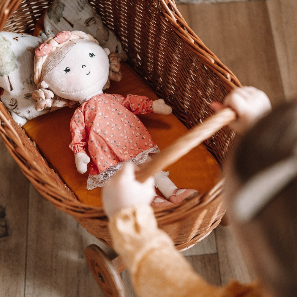 PETITE&MARS Bábika plyšová Sophie 0m+, 35 cm – Obrázok 3