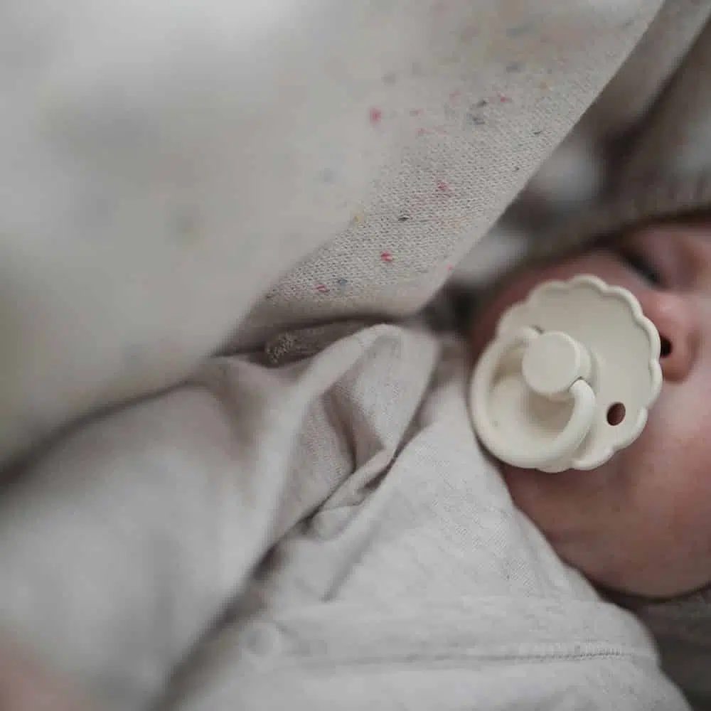 CUMLÍK FRIGG DAISY BRIGHT WHITE, 0-6M, KAUČUK – Obrázok 4