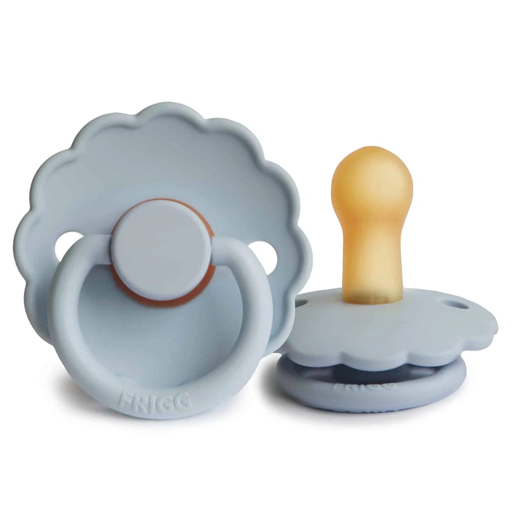 CUMLÍK FRIGG DAISY POWDER BLUE, +6M, KAUČUK