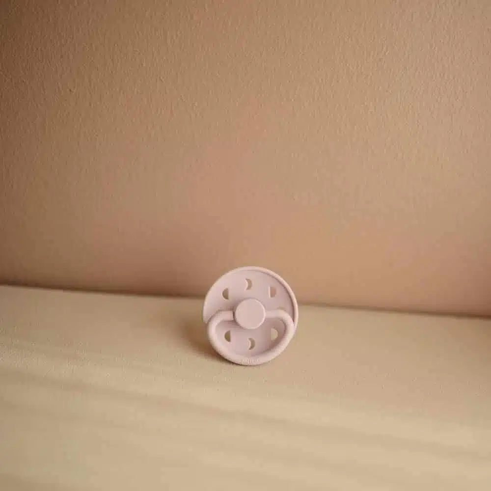CUMLÍK FRIGG MOON PHASE SOFT LILAC, 0-6M, KAUČUK – Obrázok 3