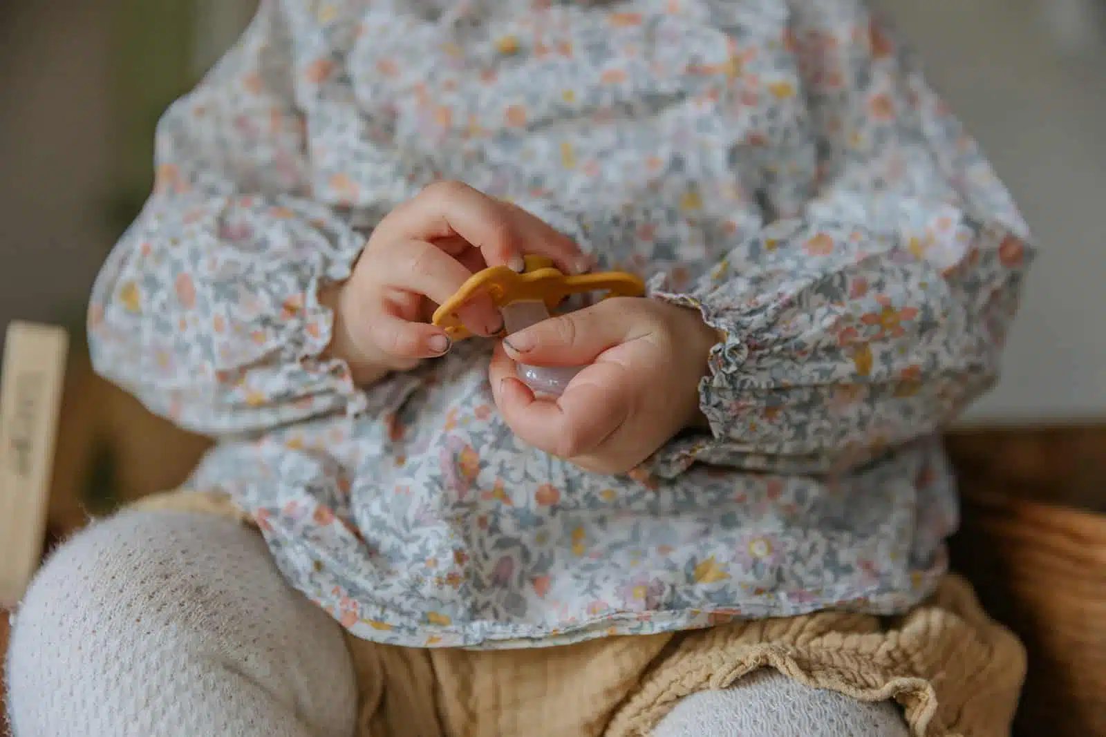 SYMETRICKÝ CUMLÍK FRIGG LUCKY HONEY GOLD, 0-6M, SILIKÓN – Obrázok 10