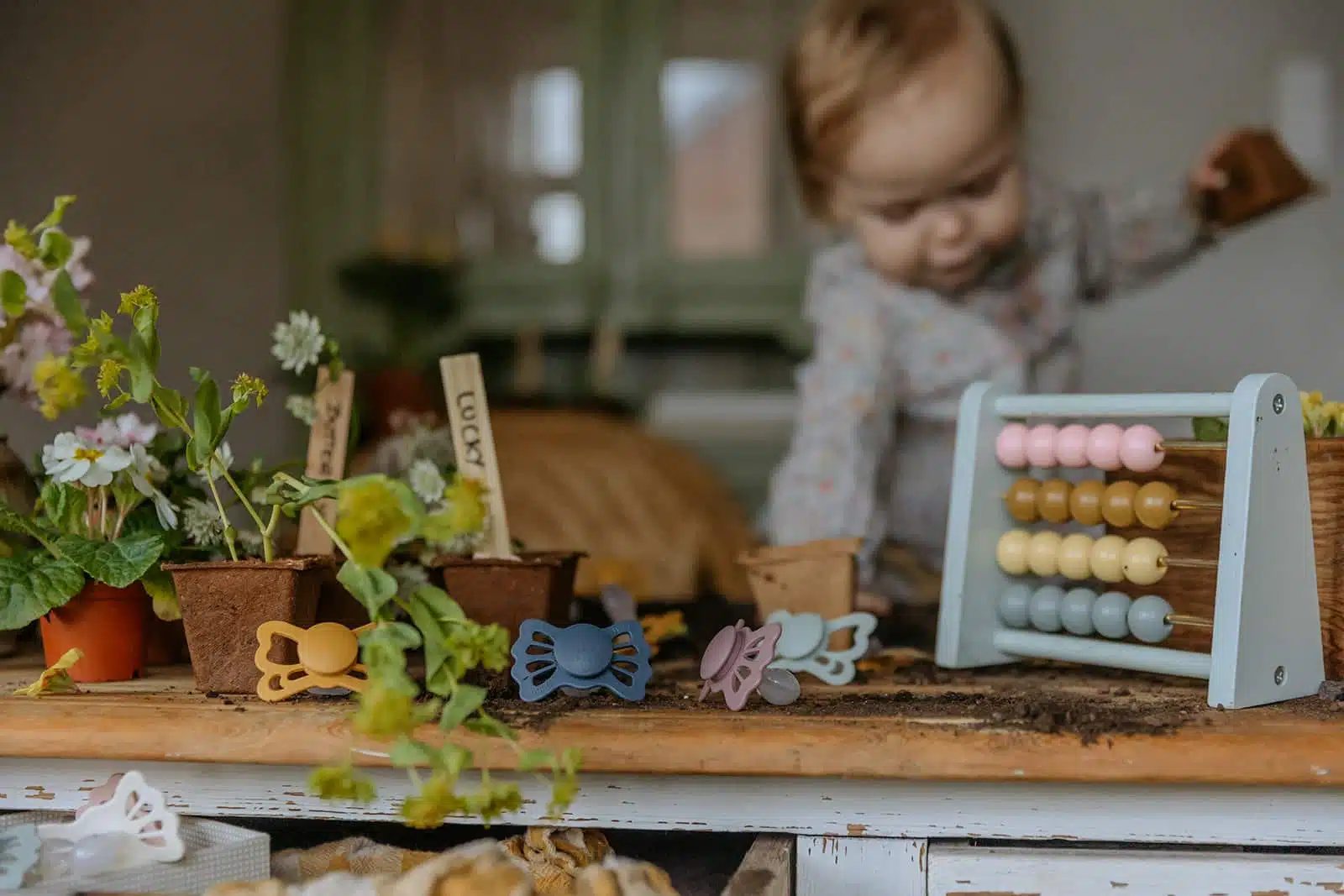 SYMETRICKÝ CUMLÍK FRIGG LUCKY CEDAR, 6-18M, SILIKÓN – Obrázok 5