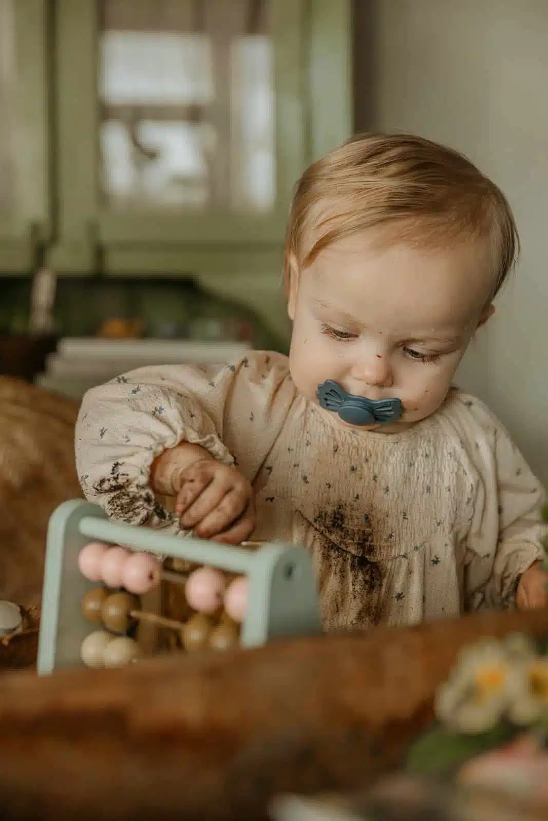 SYMETRICKÝ CUMLÍK FRIGG LUCKY SLATE, 6-18M, SILIKÓN – Obrázok 9