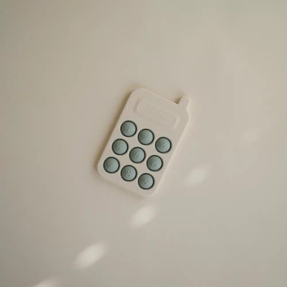 SILIKÓNOVÝ TELEFÓN S TLAČIDLAMI POP-IT MUSHIE - CAMBRIDGE BLUE – Obrázok 4