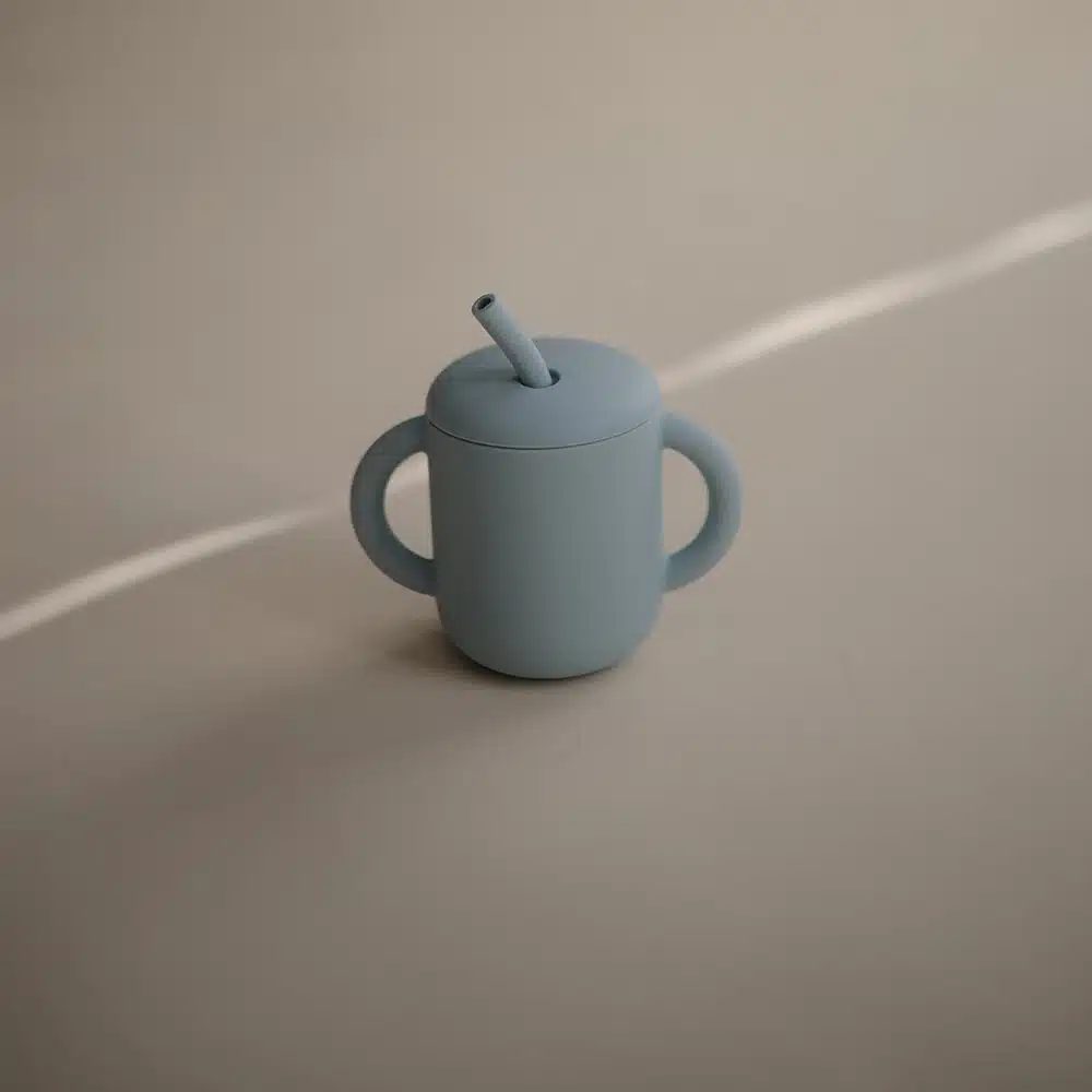SILIKÓNOVÝ TRÉNINGOVÝ POHÁRIK SO SLAMKOU MUSHIE - POWDER BLUE – Obrázok 2