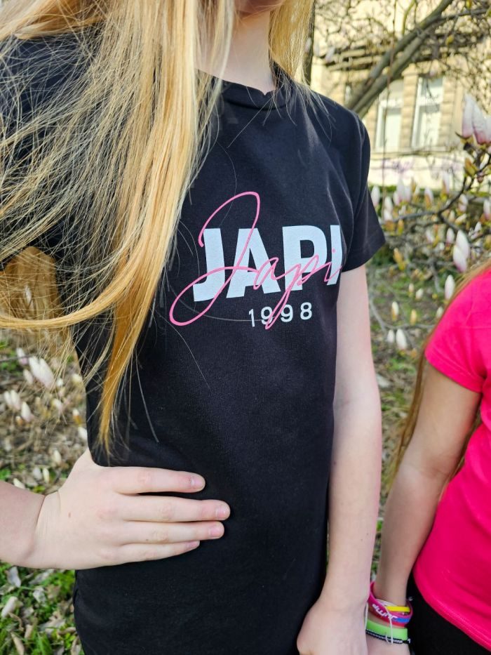 Dievčenské šaty slim MAGENTA s krátkym rukávom - 122 - Čierna – Obrázok 4