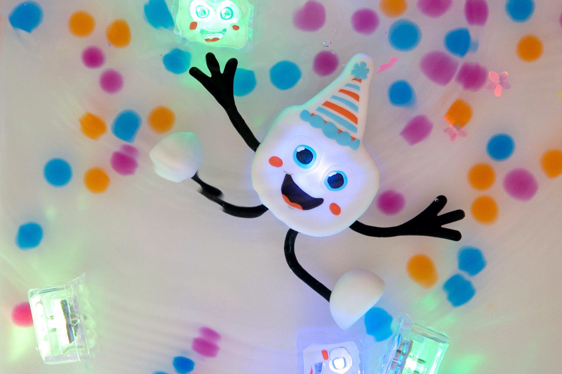 Sada Figúrka Party Pal a 2 senzorické svietiace kocky do vody – Obrázok 5