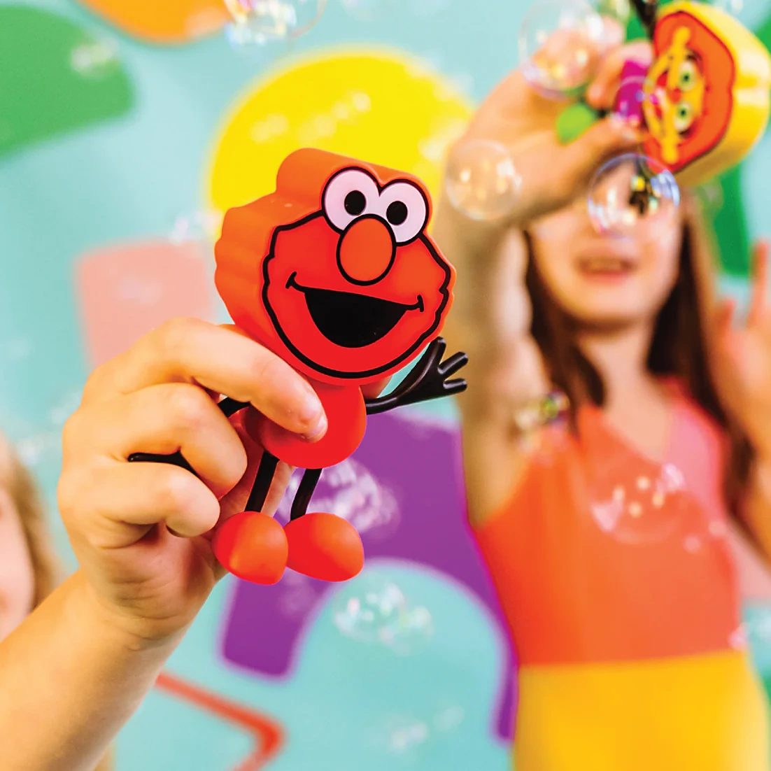 Sada Figúrka Elmo a 2 senzorické svietiace kocky do vody – Obrázok 2