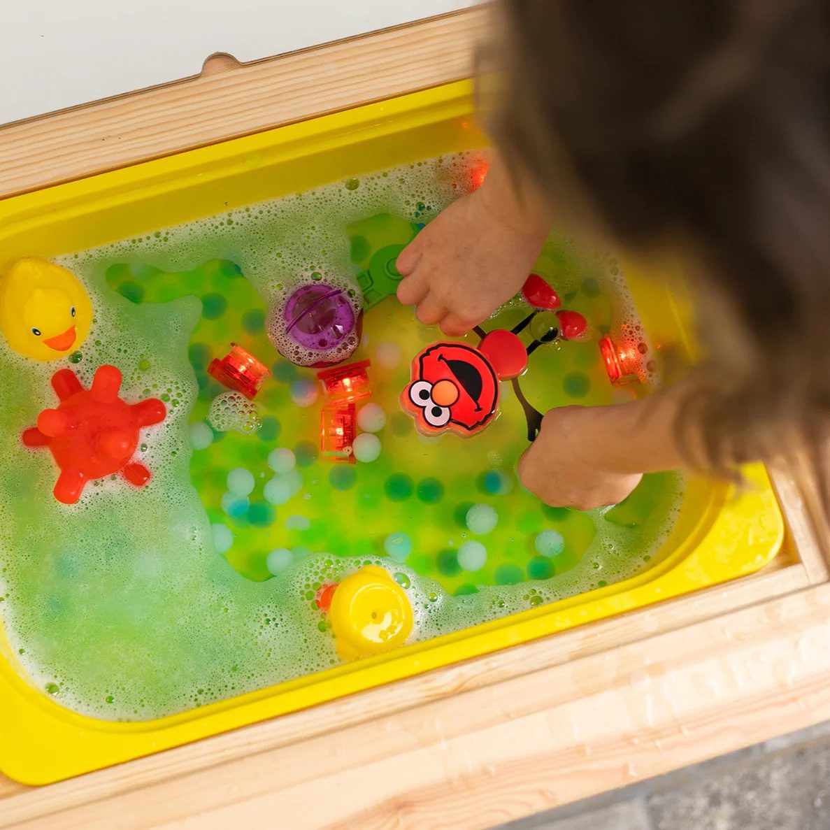 Sada Figúrka Elmo a 2 senzorické svietiace kocky do vody – Obrázok 3