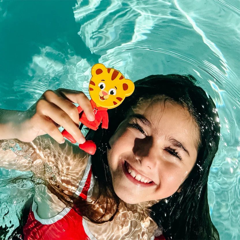Sada Figúrka Daniel Tiger a 2 senzorické svietiace kocky do vody – Obrázok 3