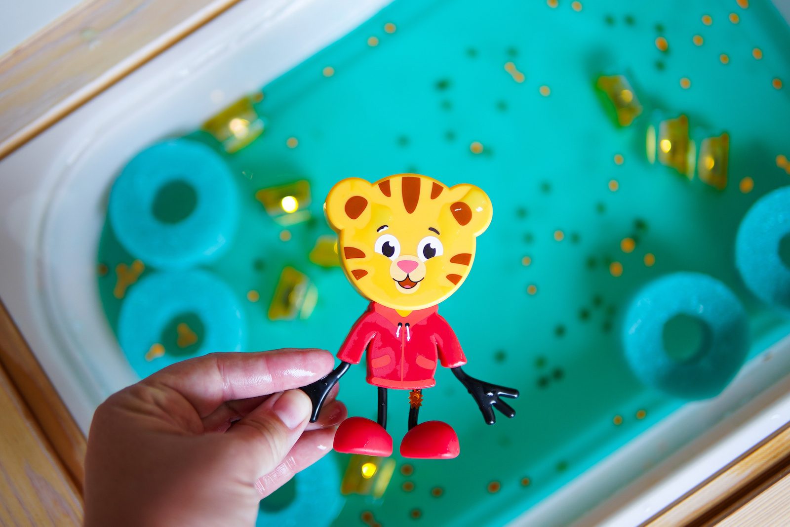 Sada Figúrka Daniel Tiger a 2 senzorické svietiace kocky do vody – Obrázok 4