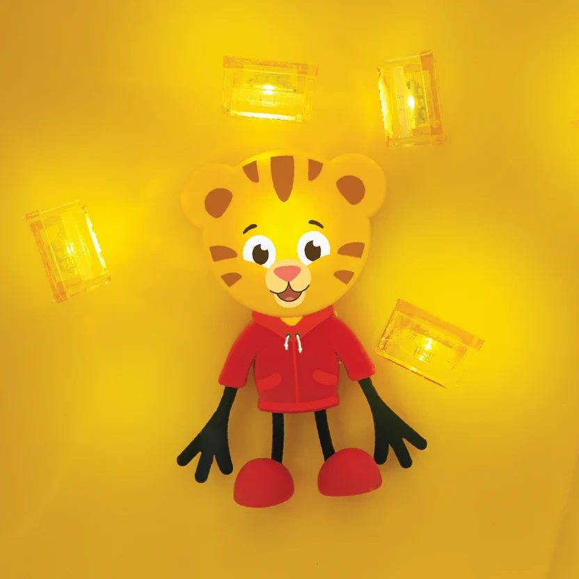 Sada Figúrka Daniel Tiger a 2 senzorické svietiace kocky do vody – Obrázok 7