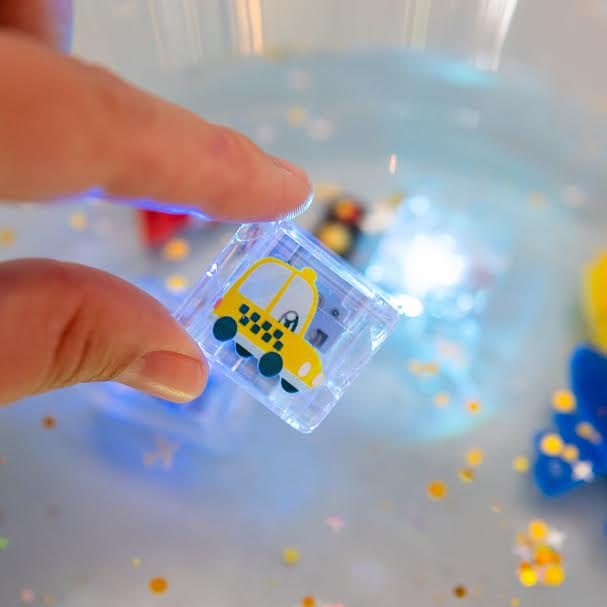 Senzorické svietiace kocky do vody Autá – Obrázok 2