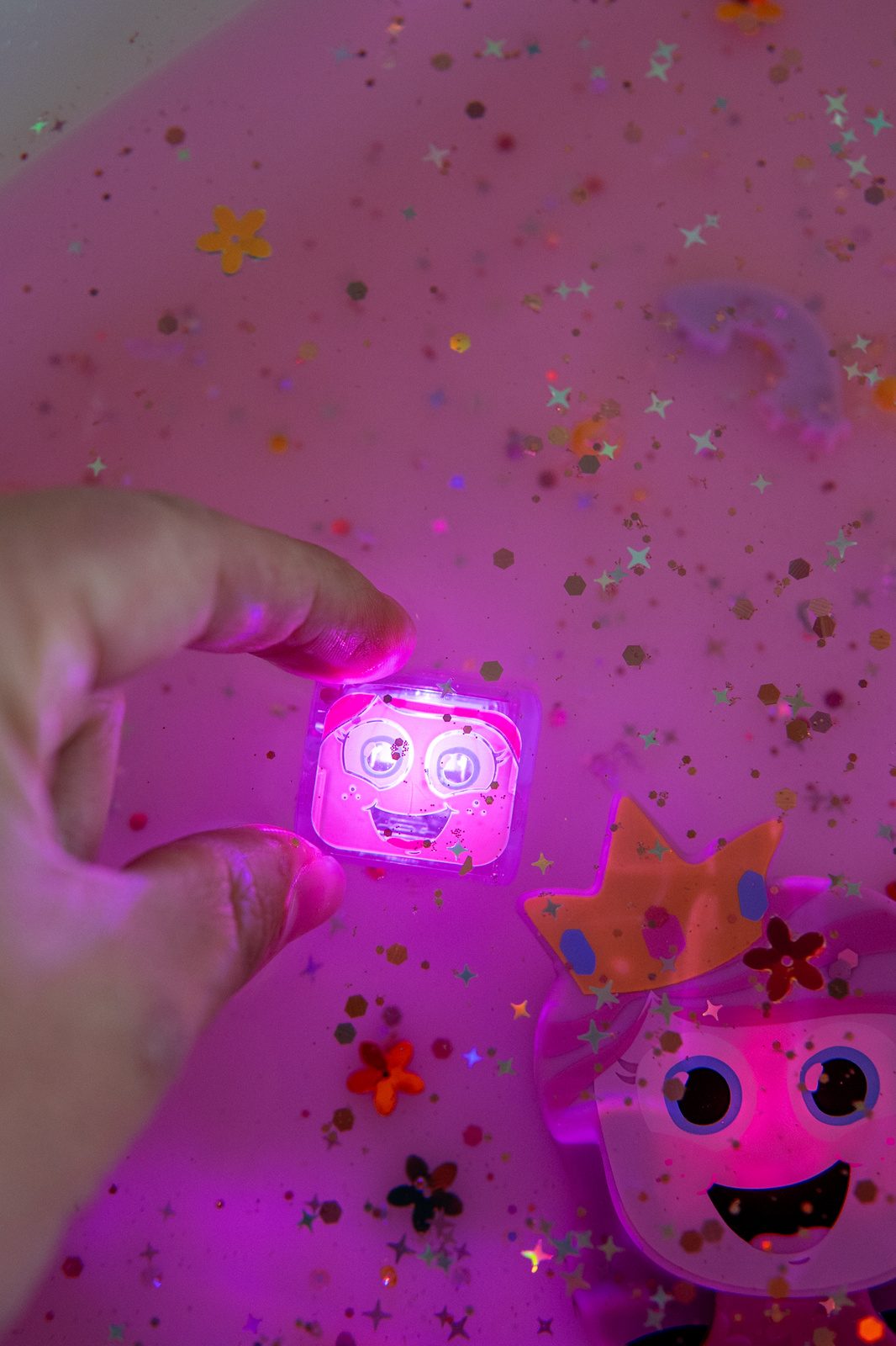 Sada Figúrka Princess Ida a 2 senzorické svietiace kocky do vody – Obrázok 2